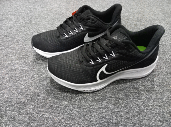 Nike Zoom 🖤🤍 - Image 3