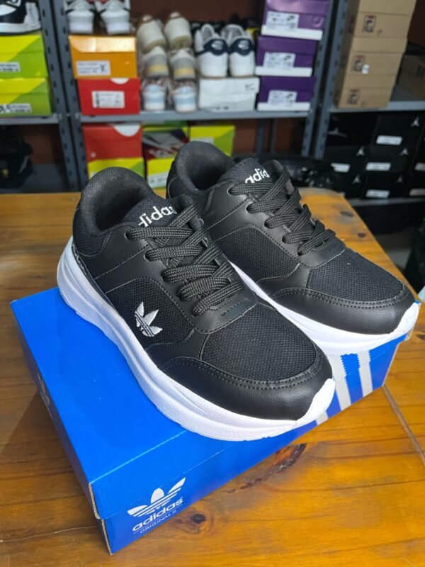 Adidas Suela blanca🖤