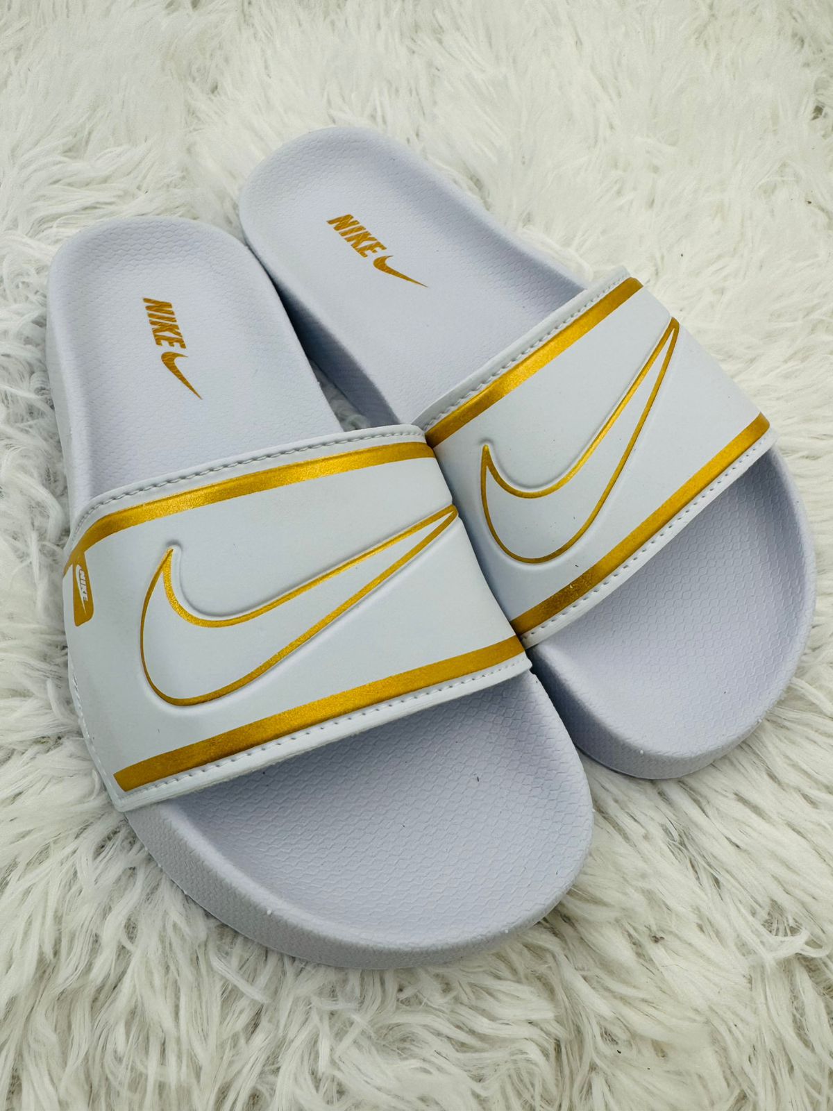 Ojotas Nike Blanca con Dorado🤍💛