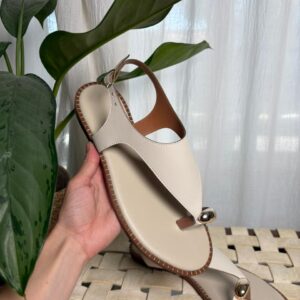 Sandalias Blancas con Aplique dorado🤍💛